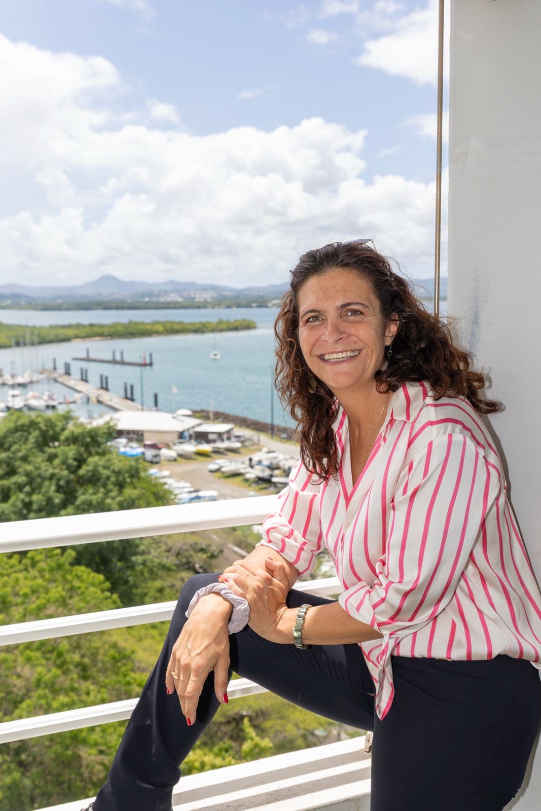 Alexandrine Milesi devant la marina en Martinique, consultante spécialiste de l'économie maritime